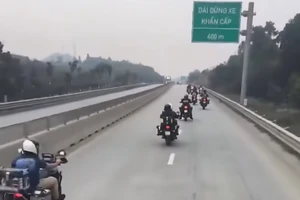 Đoàn mô tô phân khối lớn do người nước ngoài điều khiển đi vào cao tốc. (Ảnh cắt từ video clip)