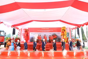 Ông Phan Huy Ngọc, Chủ tịch UBND tỉnh Tuyên Quang thực hiện nghi lễ khởi công dự án. (Ảnh: Thanh Phúc)