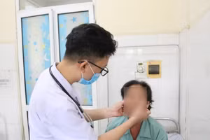 Người phụ nữ mắc 5 loại giun sán nguy hiểm do thói quen ăn rau sống.