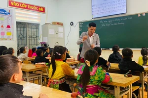 Tiết dạy Âm nhạc lớp 3 tại trường Tiểu học Đồng Văn A do thầy giáo Lê Anh Tuấn, trường Tiểu học Hồng Thái, phường Minh Xuân dạy.