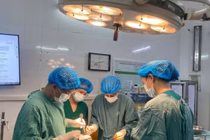 Các bác sĩ phẫu thuật cho bé trai (ảnh BVĐK tỉnh Tuyên Quang).