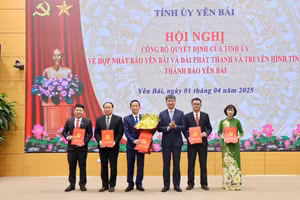 Bí thư Tỉnh uỷ Trần Huy Tuấn tặng hoa chúc mừng lãnh đạo Báo Yên Bái.