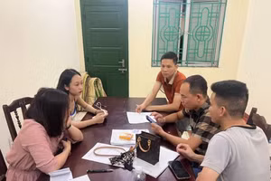 Vàng Thị Minh Ánh (nữ, bên trong cùng) tại CQCSĐT. (Ảnh CA Phú Thọ)