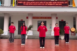 Các em học sinh Trường THPT Chuyên Hà Giang với "Vũ điệu đi bầu".
