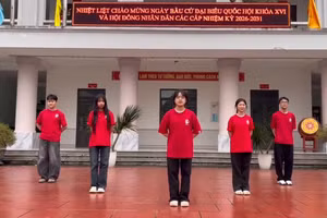 Các em học sinh Trường THPT Chuyên Hà Giang với "Vũ điệu đi bầu".