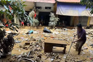 Sau khi nước rút, Yên Bái trở nên hoang tàn.