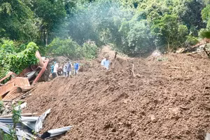 Hiện trường vụ sạt lở đất khiến 1 cháu bé tử vong, 1 cháu bị thương. (Ảnh: Thu Nhài)