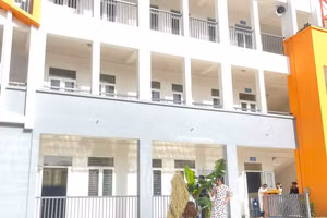 Học sinh trường PTDTNT THPT Miền Tây rèn kỹ năng qua việc sân khấu hóa tác phẩm văn học trong tiết chào cờ.