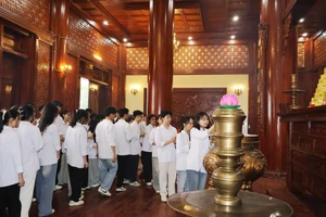 Các em học sinh trường THPT Nguyễn Huệ dâng hương Bác Hồ tại Di tích lịch sử Quốc gia - Lễ đài Sân vận động TP Yên Bái.
