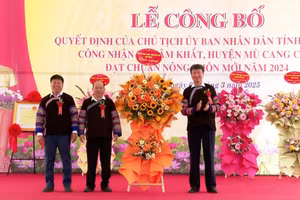  Bí thư tỉnh Yên Bái tặng hoa chúc mừng xã Nậm Khắt về đích NTM.