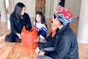 Bà Nguyễn Thị Chung thăm hỏi, tặng quà học sinh có hoàn cảnh đặc biệt khó khăn. (Ảnh NVCC)