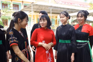 Cô giáo Đàm Thị Hạnh bên những học trò của mình.