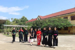 Học sinh và giáo viên Trường PTDTNT THCS&THPT Hàm Yên, Tuyên Quang.