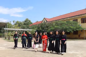 Học sinh và giáo viên Trường PTDTNT THCS&THPT Hàm Yên, Tuyên Quang.