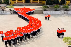 Hình ảnh bản đồ Việt Nam được các em học sinh Trường THCS Tân Trào xếp bằng cờ Tổ quốc.