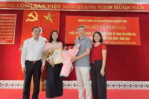 Cô giáo Trịnh Thu Hà (áo hồng) được đánh giá là 1 giáo viên tài năng. (Ảnh: NVCC)