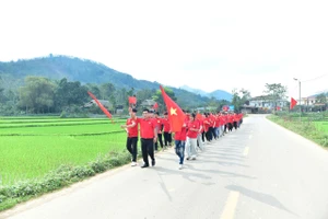 Thầy cô giáo và các em học sinh Trường THCS Tiên Yên, Xã Tiên Yên, tỉnh Tuyên Quang tham gia tuyên truyền.