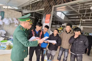 Lực lượng thanh niên và bộ đội Biên phòng tuyên truyền bầu cử tới các hộ dân khu vực biên giới.