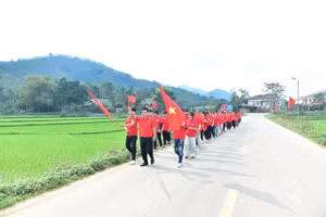 Thầy cô giáo và các em học sinh Trường THCS Tiên Yên, Xã Tiên Yên, tỉnh Tuyên Quang tham gia tuyên truyền.