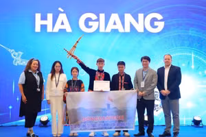 Đội thi của Trường Phổ thông Dân tộc nội trú THCS và THPT Đồng Văn.