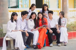 Cô và trò Trường THPT Nguyễn Văn Huyên, phường An Tường, Tuyên Quang.