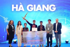 Đội thi của Trường Phổ thông Dân tộc nội trú THCS và THPT Đồng Văn.