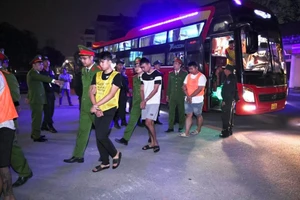 Công an di lý những người bị bắt về Việt Nam để phục vụ công tác điều tra. (Ảnh: CATQ)