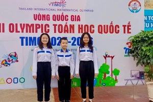 Em Đặng Bá Cương (giữa) gặt hái thành công nhờ đam mê môn Toán. (Ảnh: NTCC)