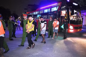 Công an di lý những người bị bắt về Việt Nam để phục vụ công tác điều tra. (Ảnh: CATQ)