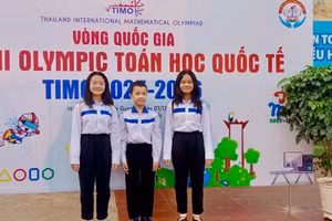 Em Đặng Bá Cương (giữa) gặt hái thành công nhờ đam mê môn Toán. (Ảnh: NTCC)