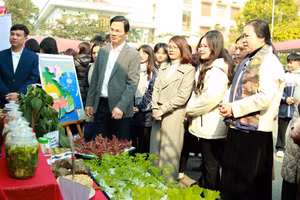 Ông Vũ Đình Hưng, Giám đốc Sở GD&ĐT Tuyên Quang tham quan các sản phẩm tại Cuộc thi KHKT, Ngày hội STEM năm học 2025 - 2026.