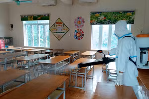 Cơ quan chức năng phun khử khuẩn để phòng chống dịch bệnh tại các cơ sở trường học tại phường Hà Giang 2. (Ảnh: Văn Long)