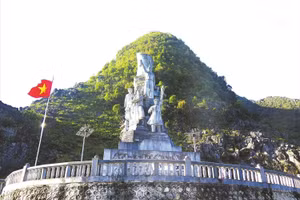 Cụm tượng đài Thanh niên xung phong mở đường Hạnh Phúc tại xã Đồng Văn, Tuyên Quang.