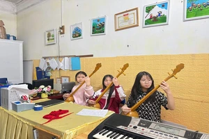 Học sinh Trường PTDTNT THCS & THPT Chiêm Hóa trải nghiệm văn hóa truyền thống. (ảnh: NTCC)