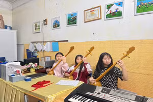 Học sinh Trường PTDTNT THCS & THPT Chiêm Hóa trải nghiệm văn hóa truyền thống. (ảnh: NTCC)