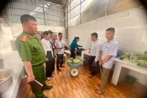 Đoàn kiểm tra tại xã Lũng Cú đi kiểm tra các bếp ăn trường học.