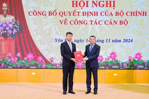 Ông Lê Minh Hưng, Trưởng Ban Tổ chức Trung ương trao quyết định chuẩn y của Bộ Chính trị cho Bí thư Tỉnh ủy Yên Bái Trần Huy Tuấn. (Ảnh: YTV)