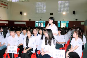 Các em học sinh trao đổi, thảo luận về ý nghĩa của việc sáp nhập. (Ảnh: NTCC)