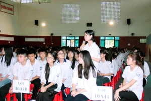 Các em học sinh trao đổi, thảo luận về ý nghĩa của việc sáp nhập. (Ảnh: NTCC)