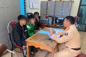 Công an huyện Mù Cang Chải xử lý nhóm thanh niên có hành vi điều khiển mô tô không tuân thủ luật giao thông.