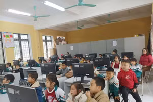 Các em học sinh thích thú với buổi thăm quan trực tuyến. (Ảnh: ĐVCC)