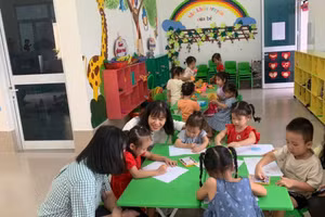 Bà Hoàng Thị Thu Huyền, Phó Giám đốc Sở GD&ĐT Tuyên Quang thăm đơn vị mầm non trước thềm năm học mới. (Ảnh: Hương Giang)