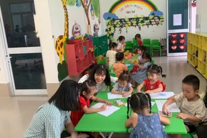 Bà Hoàng Thị Thu Huyền, Phó Giám đốc Sở GD&ĐT Tuyên Quang thăm đơn vị mầm non trước thềm năm học mới. (Ảnh: Hương Giang)