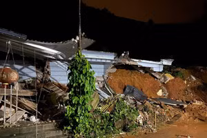 Ngôi nhà đổ sập trong cơn mưa lớn tại TP Yên Bái.