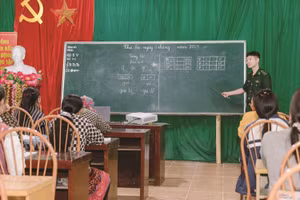 Lớp học xóa mù chữ tại thôn Lùng Chin Thượng, xã biên giới Thàng Tín, tỉnh Tuyên Quang. (Ảnh Vũ Mừng)