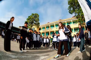 Thầy và trò Trường THPT Tân Trào, Minh Xuân, Tuyên Quang.