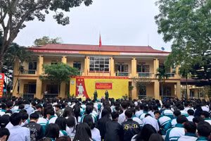 Các em học sinh trường THPT Trần Phú hào hứng tham dự.