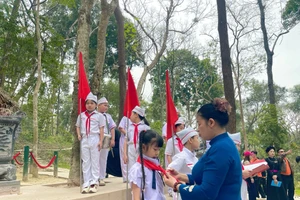 Lễ kết nạp Đội của học sinh Trường THPT Đội Cấn. (Ảnh: NTCC)