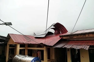 Mưa lớn khiến nhiều nhà dân bị tốc mái, hư hỏng.