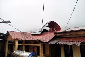 Mưa lớn khiến nhiều nhà dân bị tốc mái, hư hỏng.